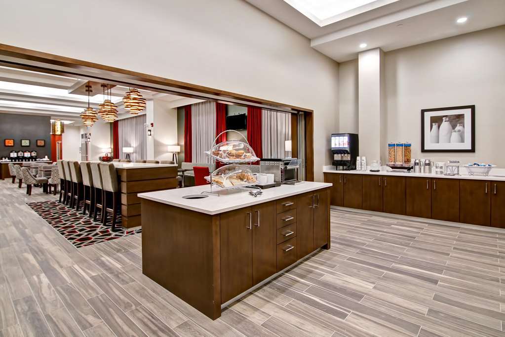 Hampton Inn & Suites By Hilton Grande Prairie Restoran fotoğraf